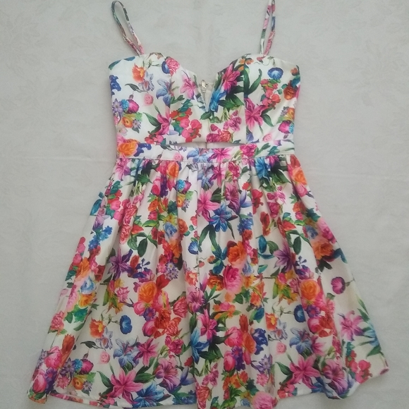 Miss Avenue Dresses & Skirts - Floral cutout dress pleated fit & flare